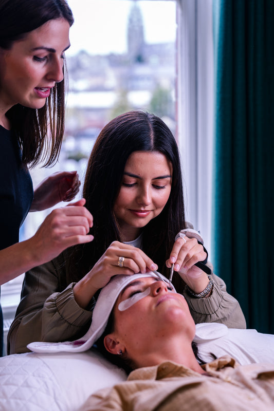 1-on-1 . Classic Lash Extension Course